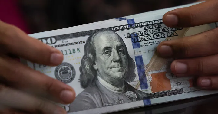 Bancnote de dolari americani, simbol al economiei globale.