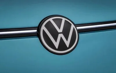 Logo Volkswagen pe un fundal albastru, simbolizând inovația în industria auto.