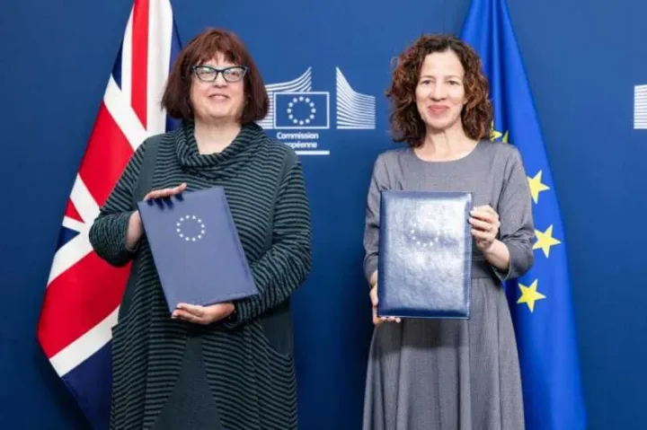 Reprezentante ale Uniunii Europene discutând despre asocierea Canadei la Erasmus+.