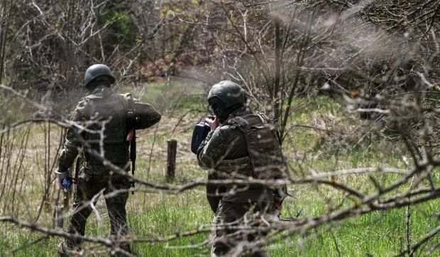 Soldați în teren, pregătiți pentru provocări în contextul tensiunilor internaționale.