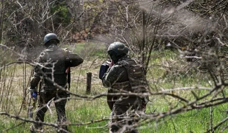 Soldați în teren, pregătiți pentru provocări în contextul tensiunilor internaționale.