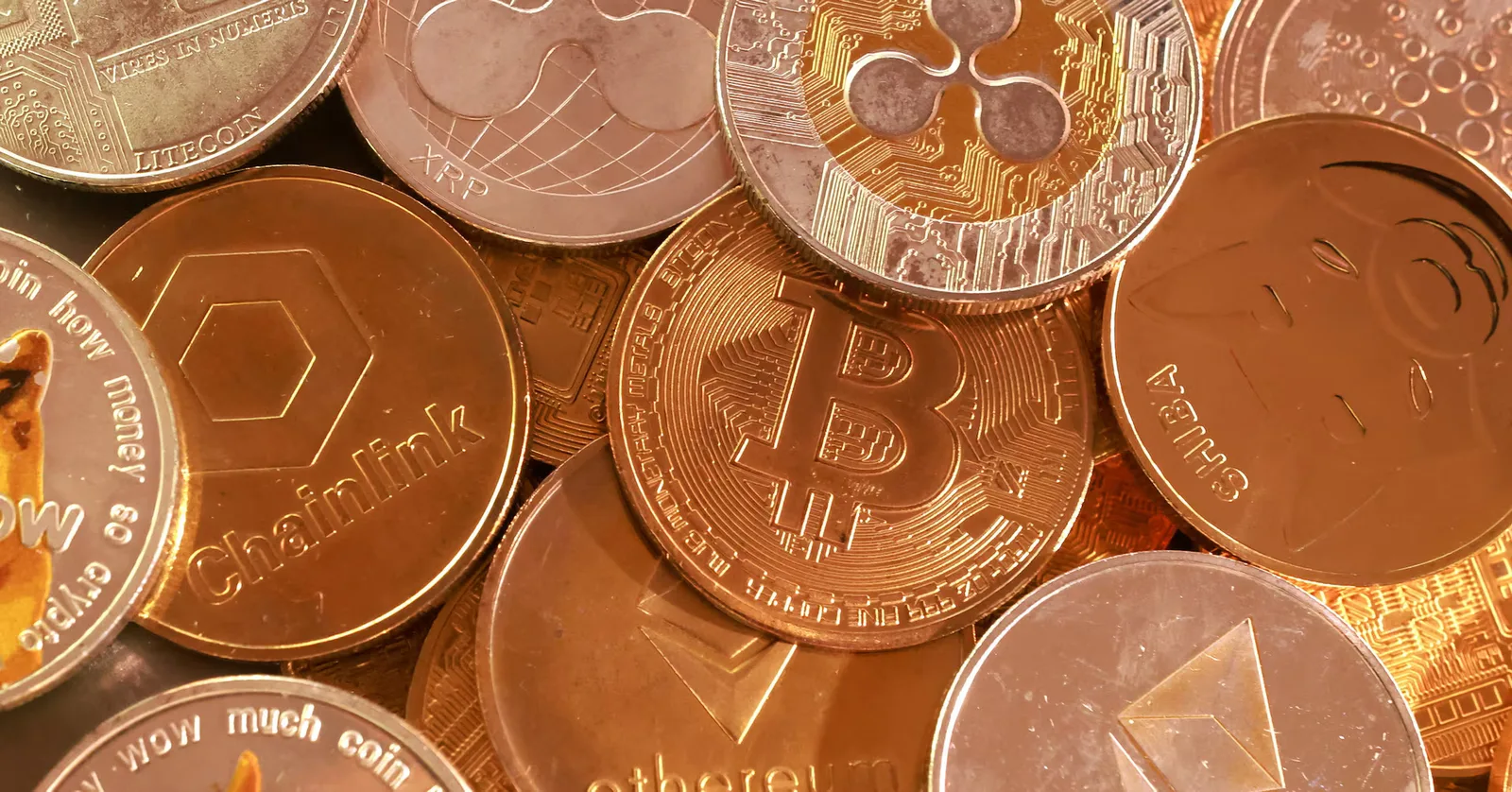 Monede digitale diverse, simbolizând piața criptomonedelor din Grecia.