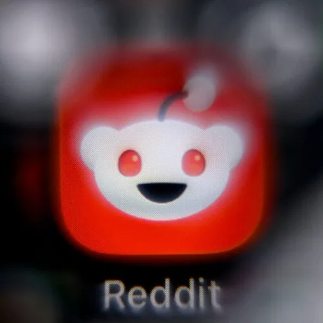 Logo-ul Reddit cu un fundal roșu și un simbol de extraterestru.