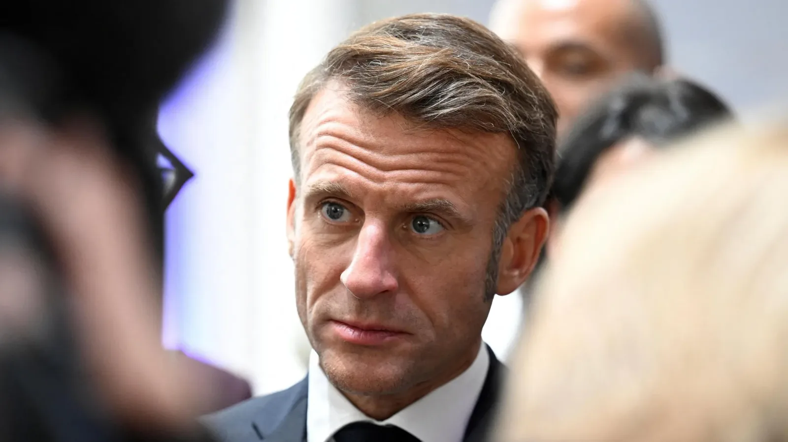 Emmanuel Macron discutând despre desfășurarea militarilor în Ucraina.