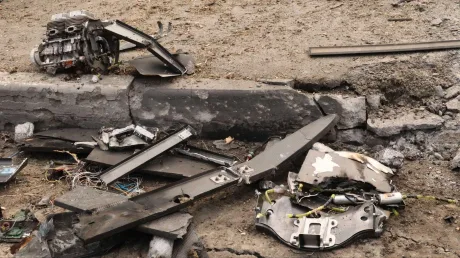 Resturi de dronă distrusă pe un teren afectat de conflict.
