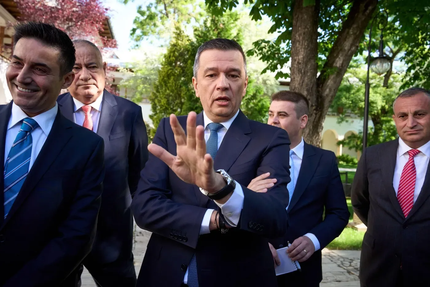 Sorin Grindeanu discutând despre vânzarea casei din Giroc.
