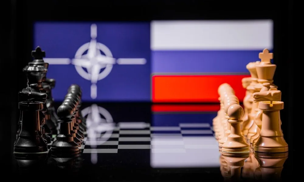 Joc de șah simbolizând tensiunile dintre NATO și Rusia.