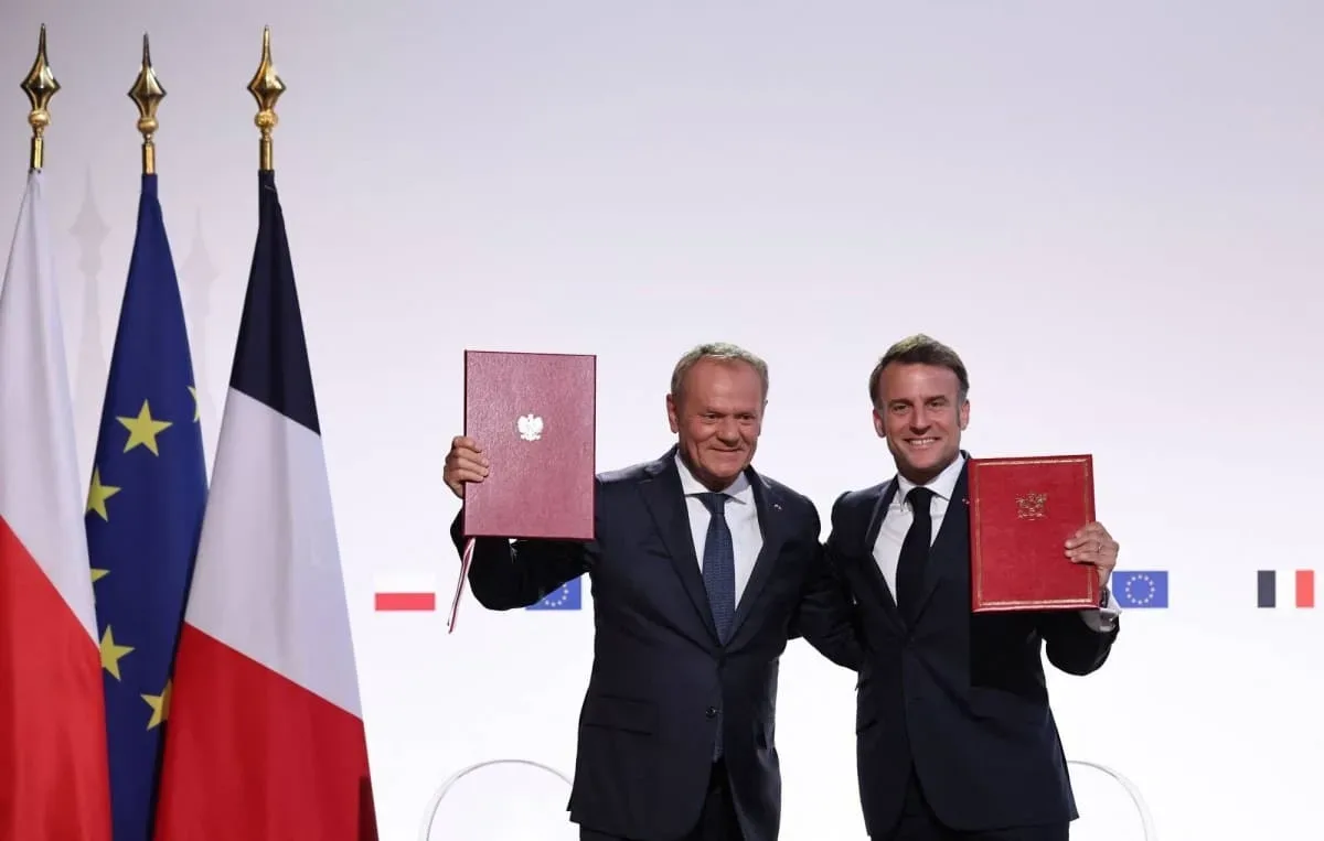 Emmanuel Macron și Donald Tusk semnează un acord de cooperare în apărare.
