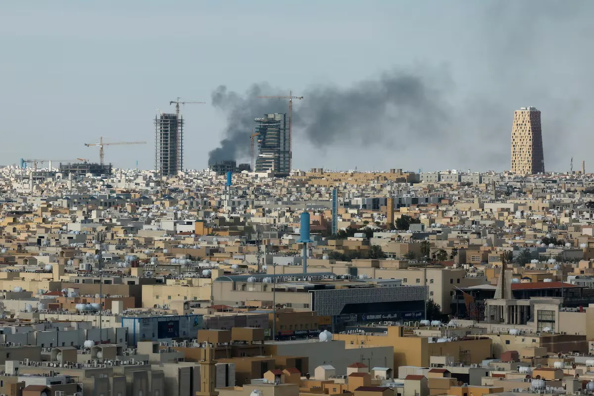 Peisaj urban din Arabia Saudită, cu fum și clădiri în construcție.