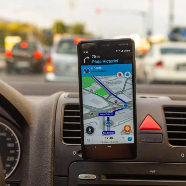 Aplicație de navigație pe un telefon mobil în trafic aglomerat.