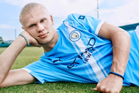 Erling Haaland, jucător talentat, îmbrăcat în echipamentul echipei sale.