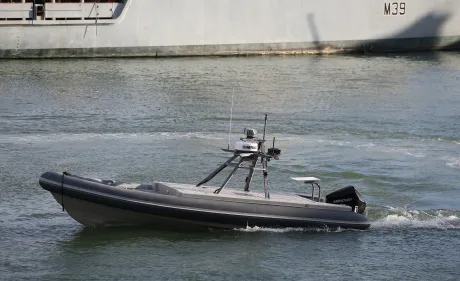 Ambarcațiune autonomă Saronic Corsair navigând pe apă în misiune de salvare.