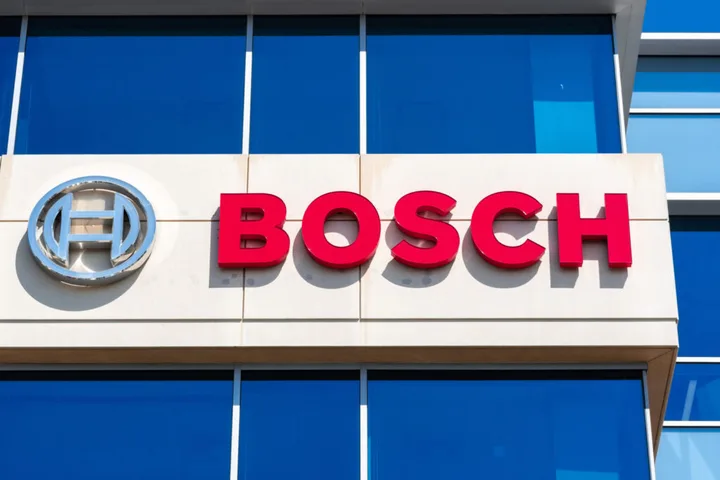 Logo-ul Bosch pe clădirea sediului companiei, evidențiind brandul renumit.