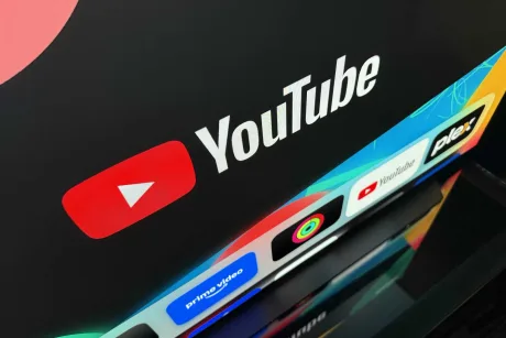 Redesign YouTube Music cu vizualizare împărțită pe Android și iOS.