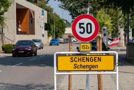 Semn de circulație care indică intrarea în zona Schengen.