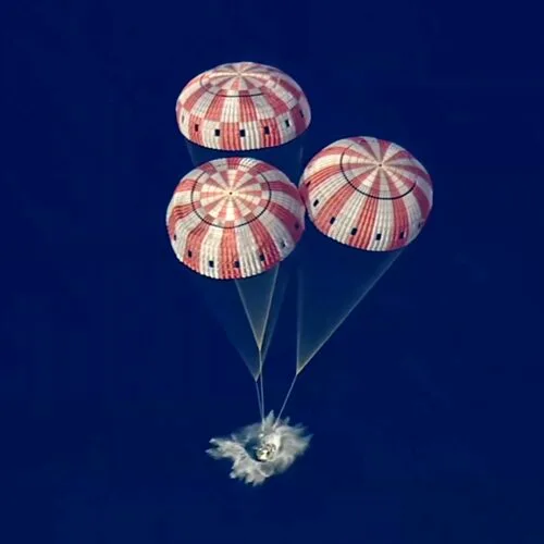 Capsula Orion în timpul amerizării cu parașutele desfășurate.
