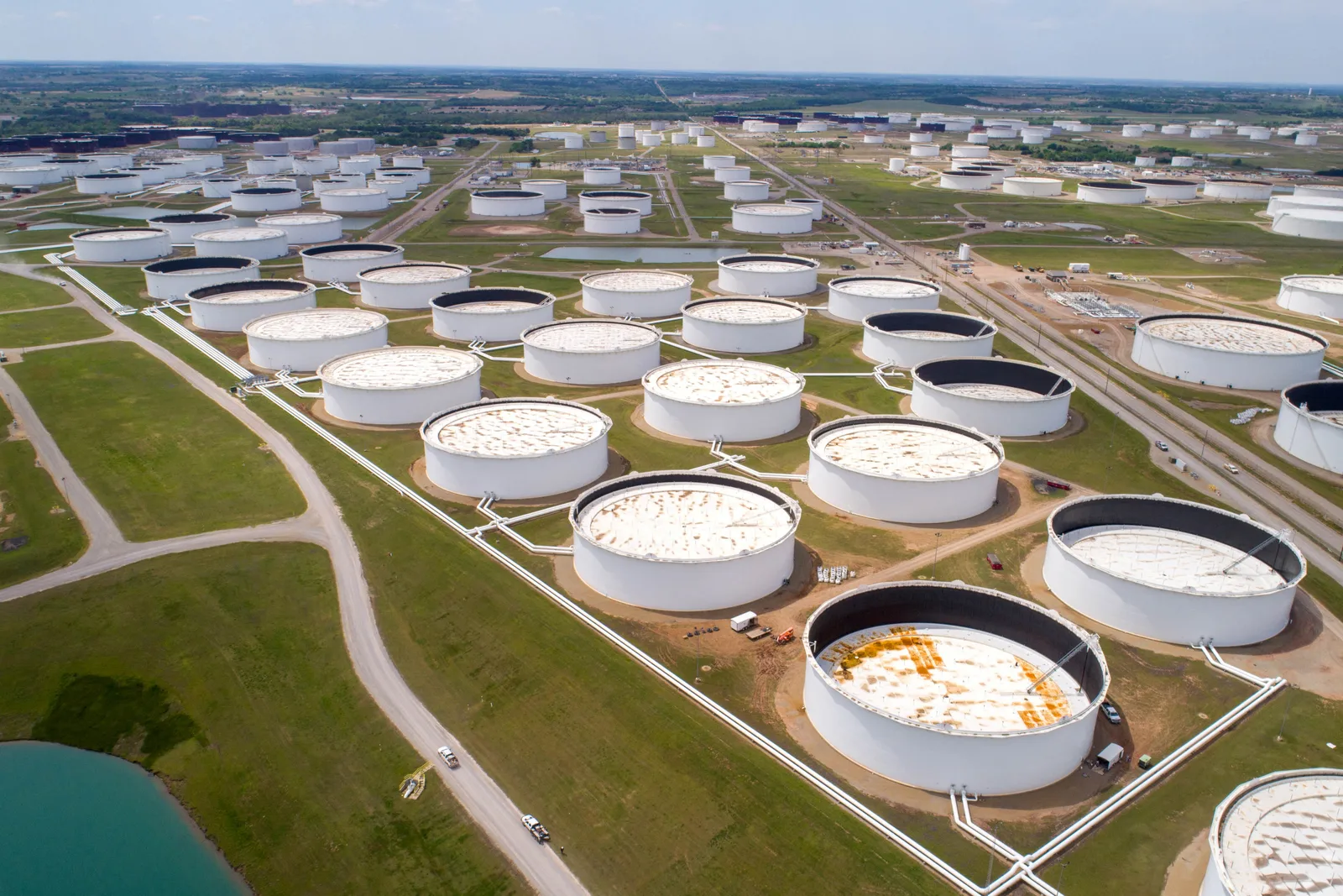 Rezervoare de petrol amplasate pe câmpii, pregătite pentru utilizare strategică.
