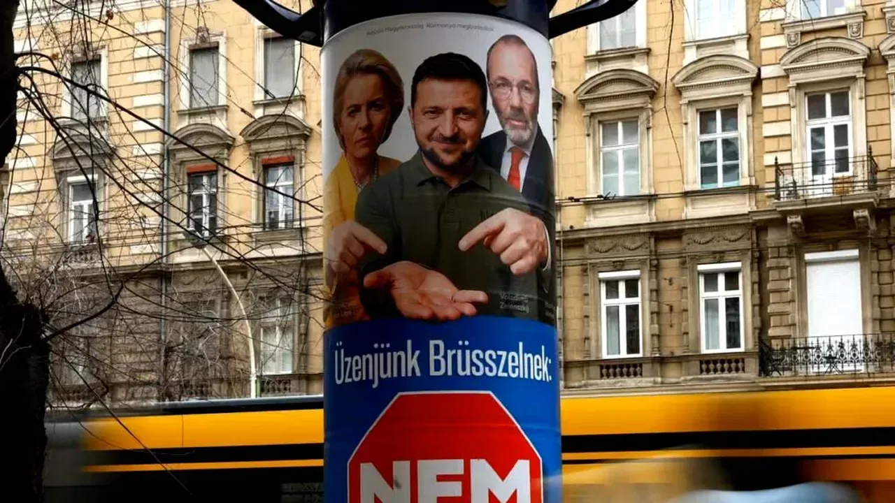 Campanie electorală în Ungaria, cu lideri politici pe un panou publicitar.