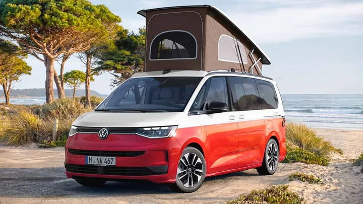 Volkswagen California Ocean „Generation” pe plajă, cu design modern și dotări speciale.