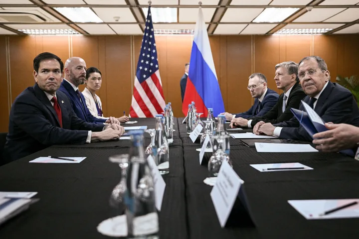 Discuții între oficiali americani și ruși despre pacea în Ucraina.