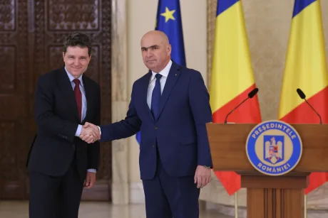 Ilie Bolojan și Nicușor Dan se salută într-un cadru oficial.