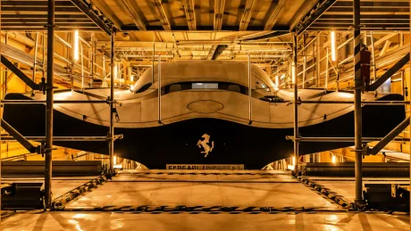 Corpul iahtului Ferrari Hypersail în construcție, evidențiind tehnologia avansată.