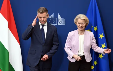 Reprezentanți ai Ungariei și Comisiei Europene la o întâlnire oficială.