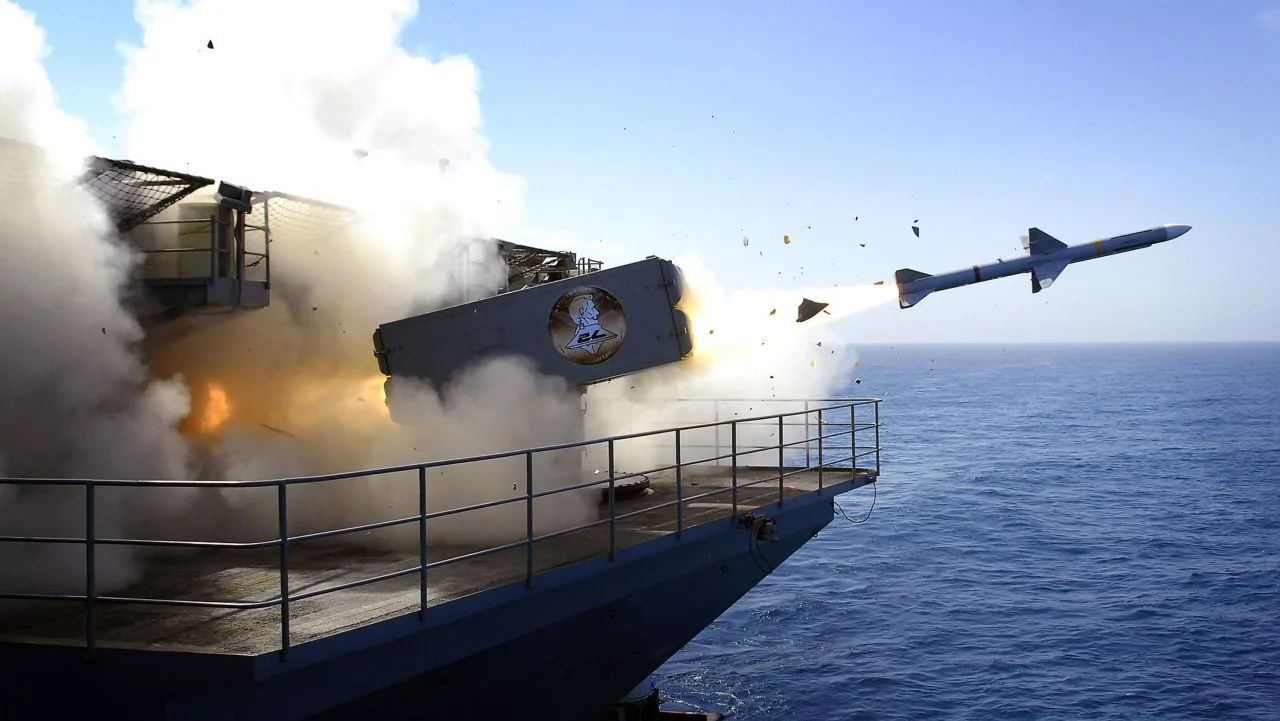 Lansare de rachete de pe o navă militară în timpul unui exercițiu naval.