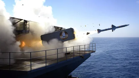 Lansare de rachete de pe o navă militară în timpul unui exercițiu naval.