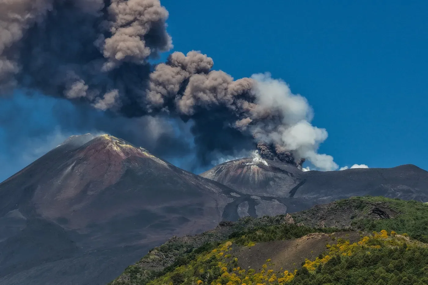 Erupția vulcanului Etna generează nori de cenușă în Sicilia.