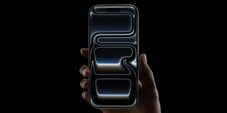 iPhone 17 cu design modern, ținut în mână pe fundal negru.