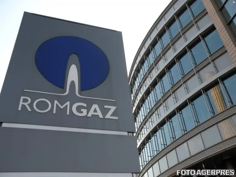 Logo-ul Romgaz pe clădirea sediului central al companiei.