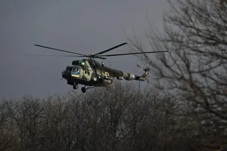 Elicopter militar rusesc Mi-8 zburând deasupra copacilor în zona Kaliningrad.