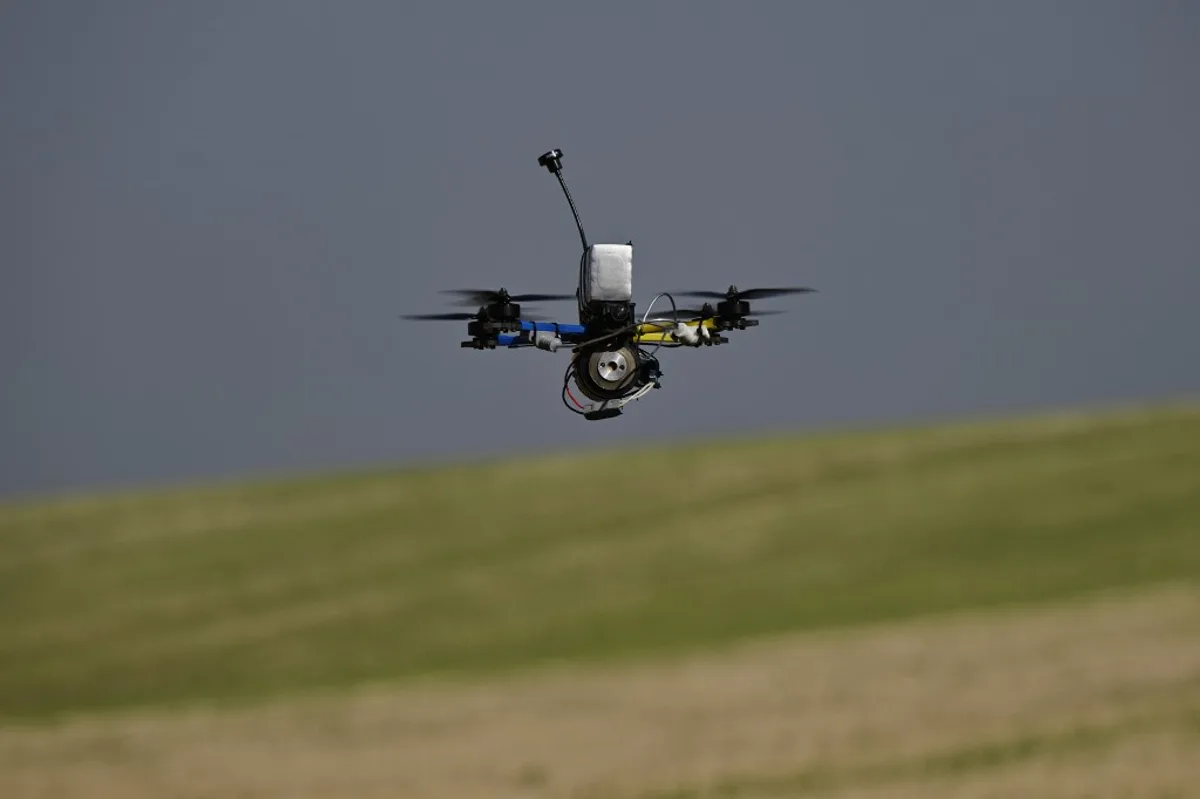 Drone FPV în zbor, utilizate pentru misiuni de recunoaștere și atac.