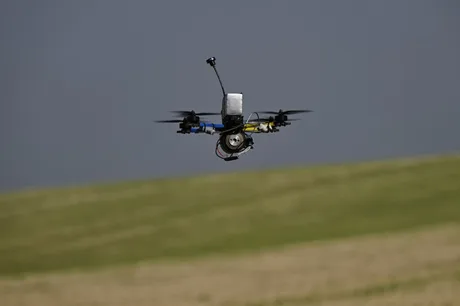 Drone FPV în zbor, utilizate pentru misiuni de recunoaștere și atac.