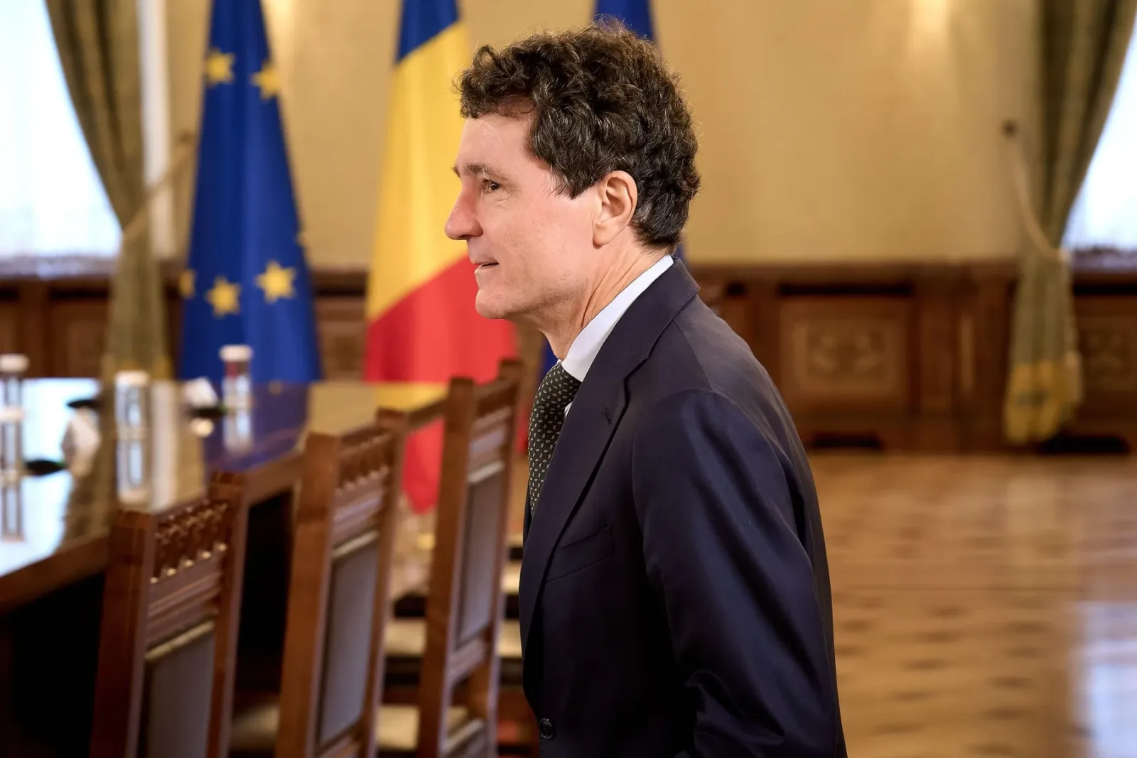 Nicușor Dan discutând despre statutul orașului Voluntari în sala de ședințe.