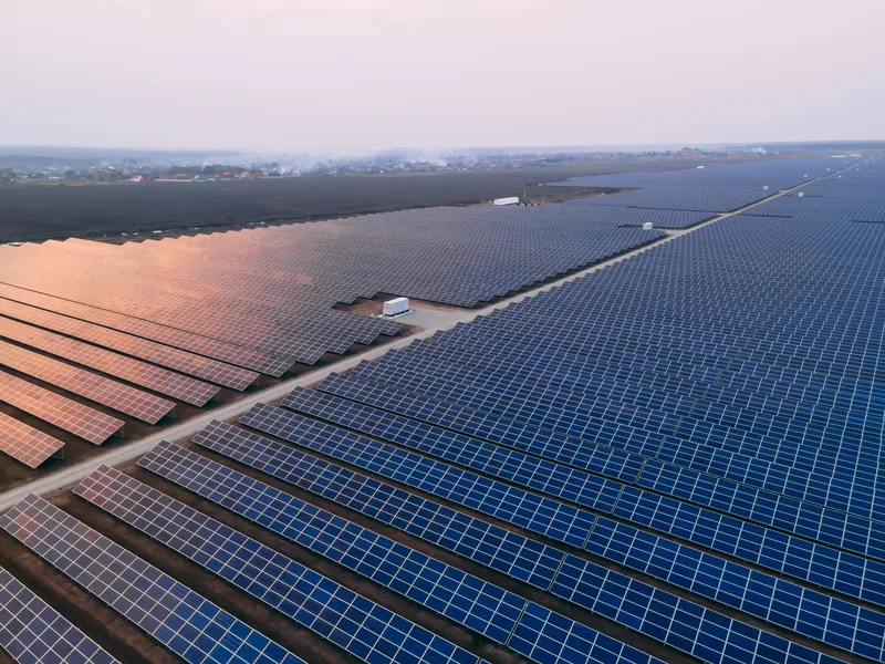 Parc fotovoltaic vast cu panouri solare în Arad, România.