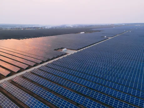 Parc fotovoltaic vast cu panouri solare în Arad, România.