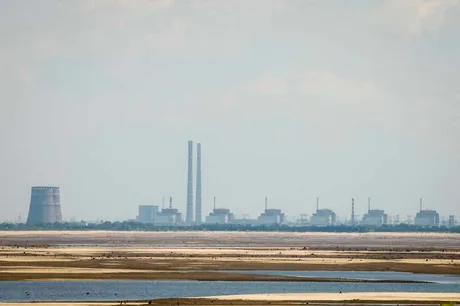 Centrala nucleară Zaporojie, cu instalații vizibile în fundal.