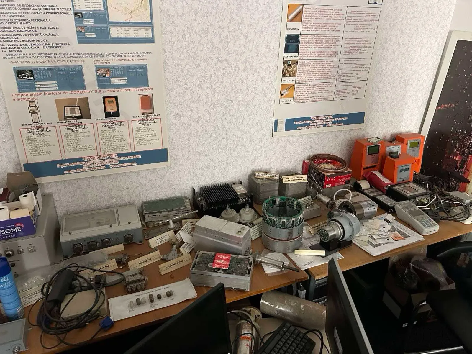 Echipamente electronice confiscate în cadrul unei anchete de contrabandă.