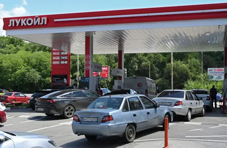 Cozi lungi la o stație de benzină din regiunea Kursk.