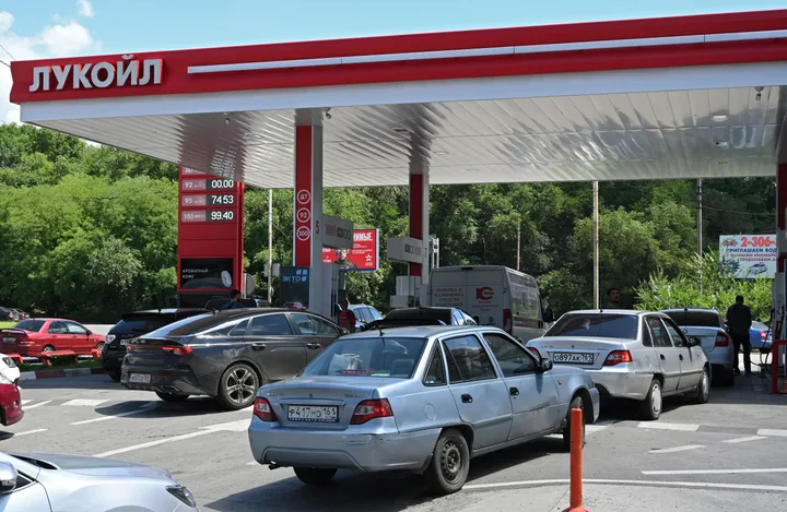 Cozi lungi la o stație de benzină din regiunea Kursk.