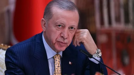Lider turc discutând despre integrarea în apărarea europeană.