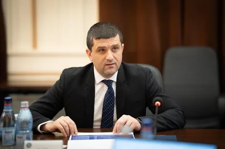 Radu Miruţă discută despre sancţiunile internaţionale aplicate navelor în Portul Constanţa.
