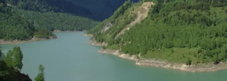 Peisaj natural cu apă și vegetație abundentă în zona Hațegului.