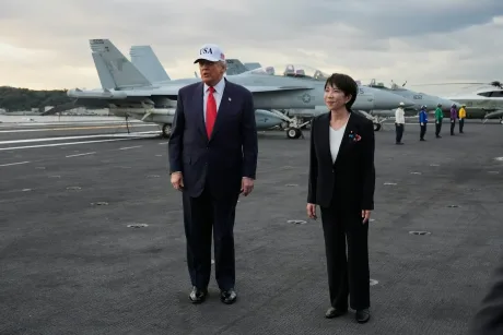 Sanae Takaichi discută despre reformele militare în Japonia, alături de un lider internațional.