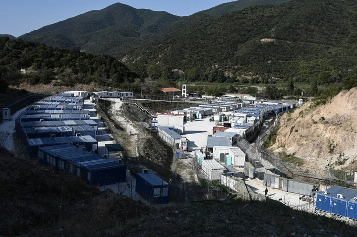 Tabloul unui centru de primire pentru migranți în Grecia, înconjurat de natură.