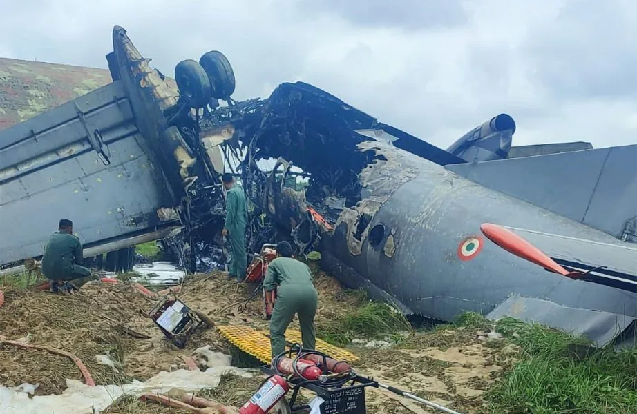 Avion militar prăbușit la Jorhat, cu personal militar în jurul epavei.
