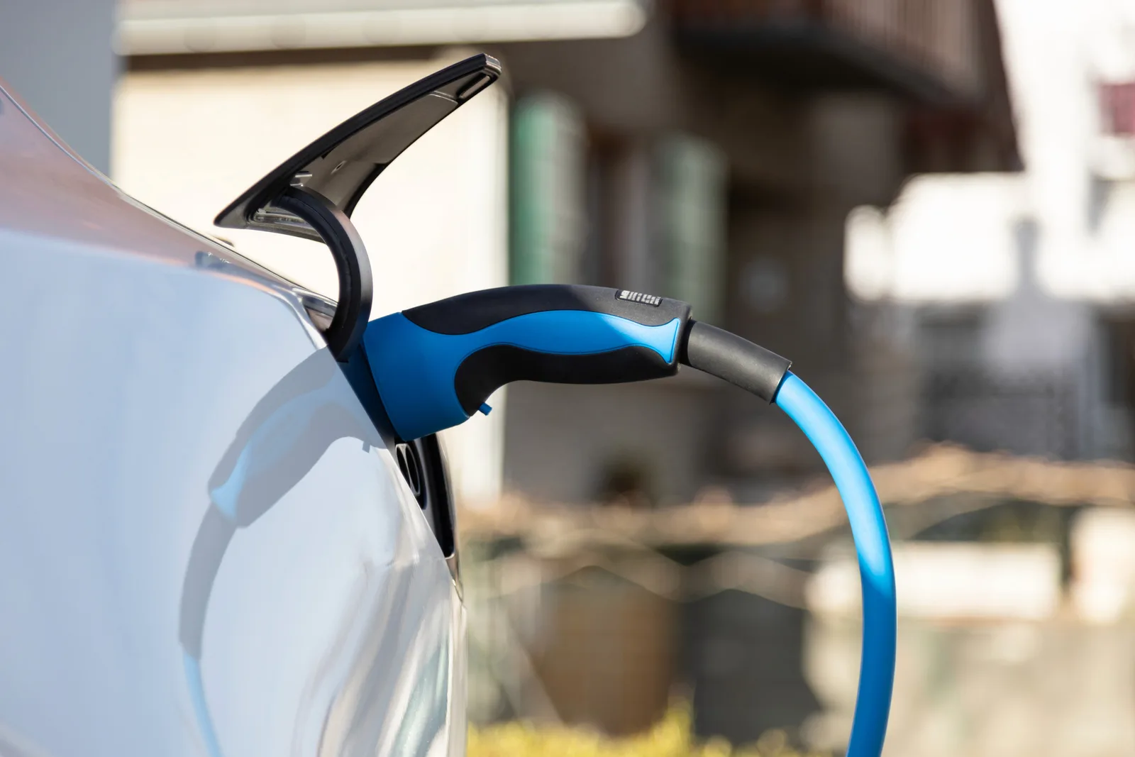 Conexiune la o stație de încărcare pentru vehicule electrice.