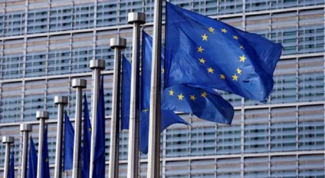 Steaguri ale Uniunii Europene fluturând în fața clădirii Comisiei Europene.
